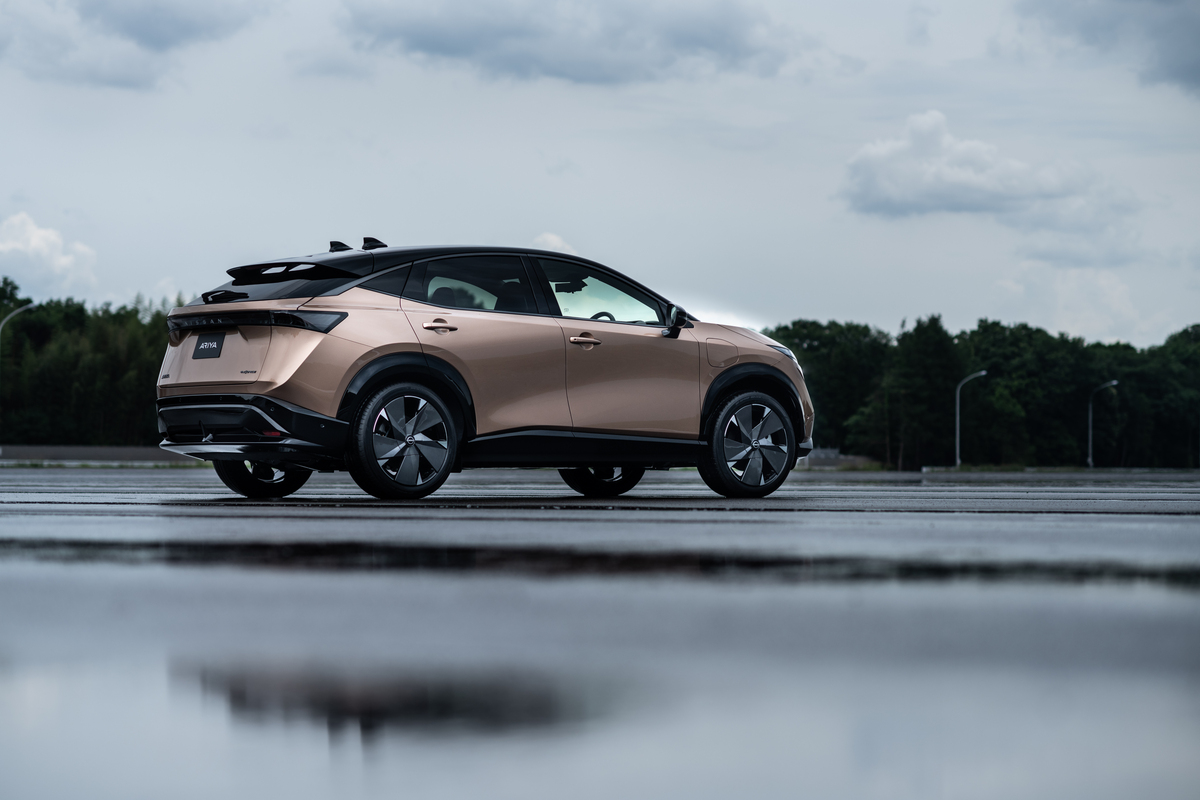 Nissan Ariya, elektrisk SUV, sett fra siden